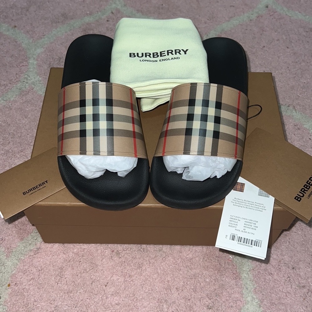 BURBERRY UNISEX SLIDES